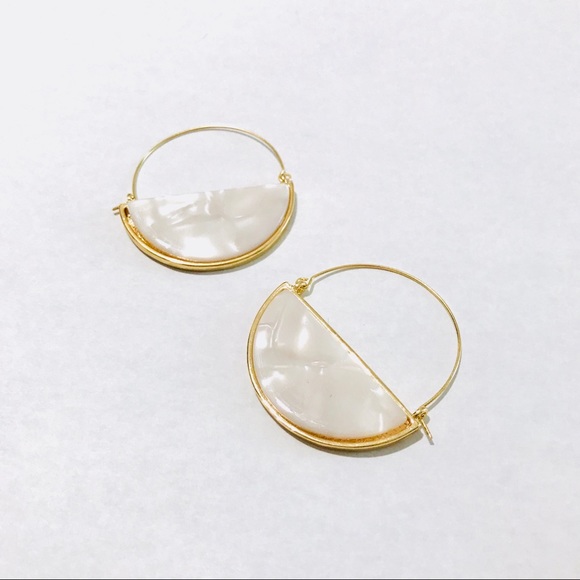 SARAH PEARL RESIN LOOP DROP EARRINGS 1.75” x 1.5” - Picture 3 of 8